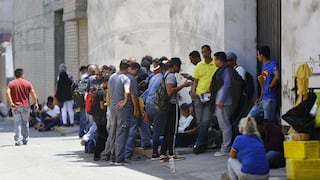 Venezolanos duermen fuera de la Diprove para obtener antecedentes policiales (VIDEO)