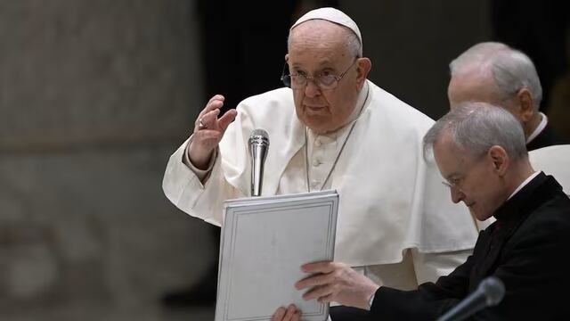 Bronquitis impide al papa Francisco a terminar de leer su discurso
