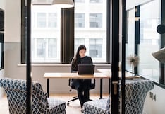 Mujeres en puestos de decisión: cómo el entorno de trabajo influye en su desarrollo profesional