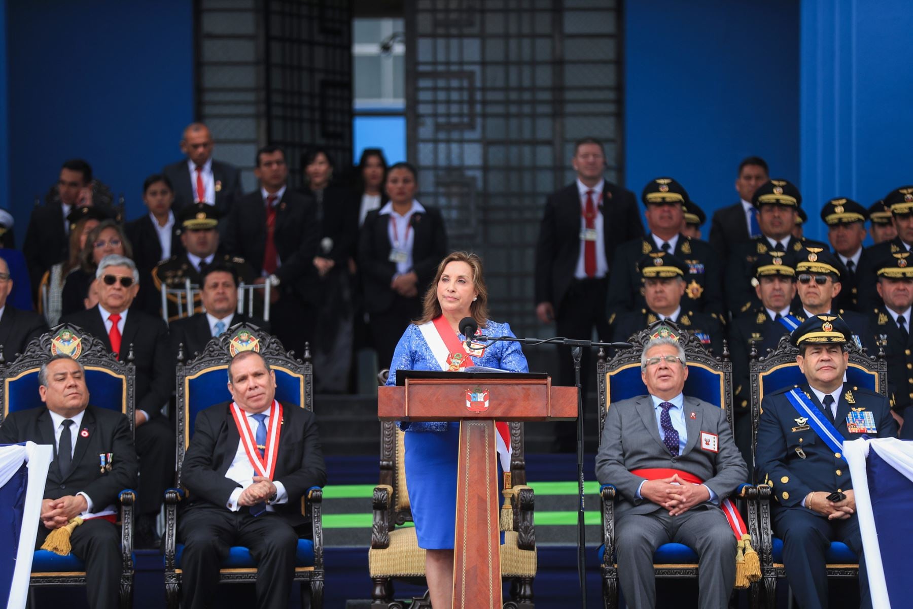 La presidenta Dina Boluarte se respalda en los poderes públicos y los militares.