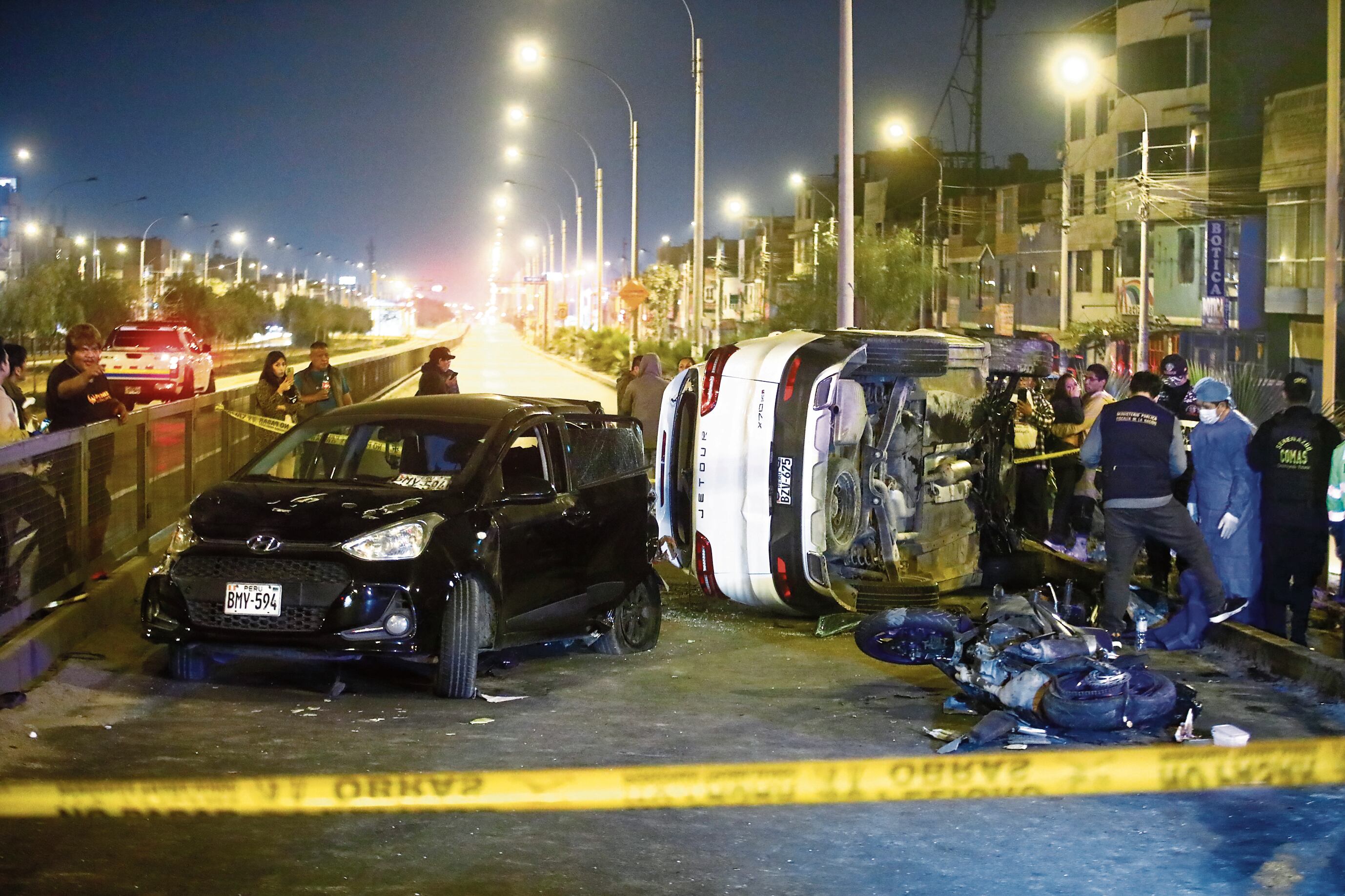 Tras arrollar a la víctima, el conductor, que, de acuerdo con la PNP, manejaba a excesiva velocidad, chocó contra otro auto que se estaba detenido por la luz roja del semáforo. Foto: Grupo El Comercio.
