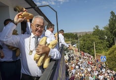 Vuelan miles de panes y quesos en fiesta religiosa