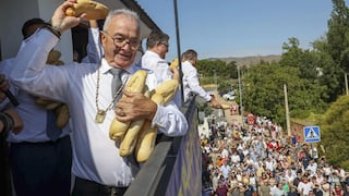 Vuelan miles de panes y quesos en fiesta religiosa