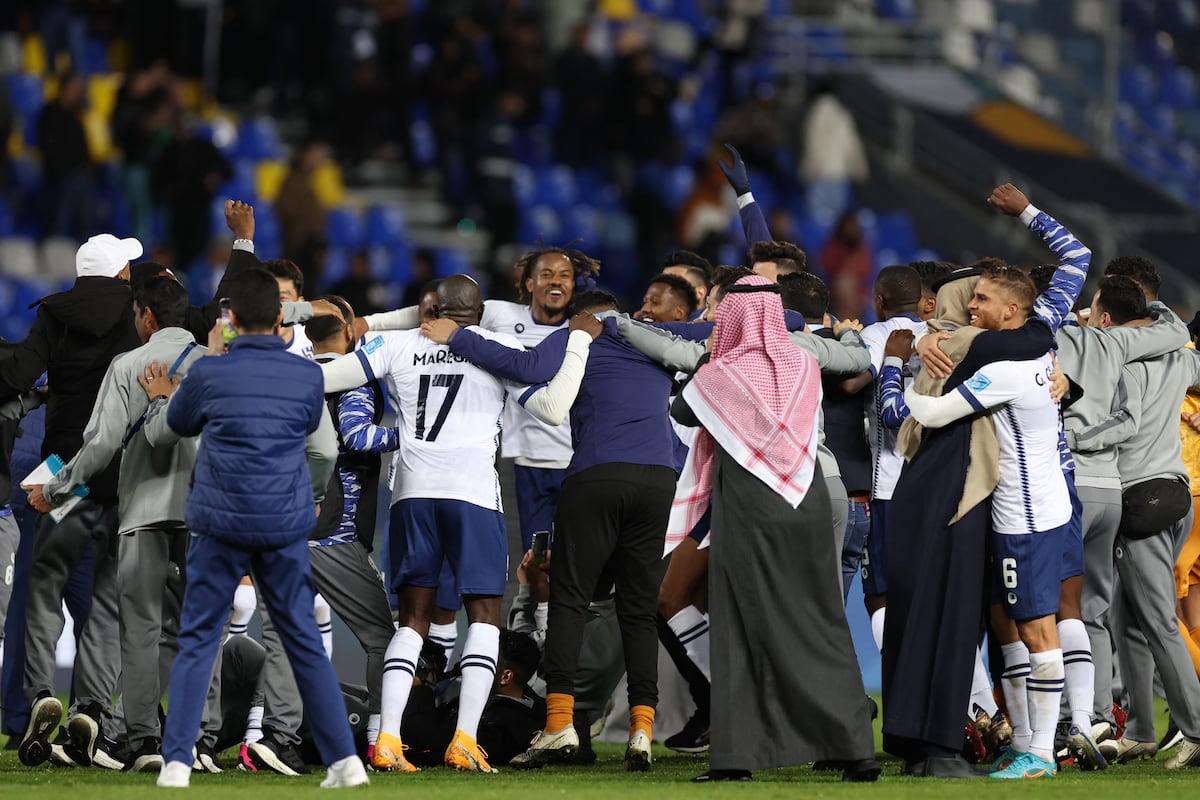 Los jugadores de Hilal celebran su victoria en el partido de semifinales de la Copa Mundial de Clubes de la FIFA entre Flamengo de Brasil y Al-Hilal de Arabia Saudita en el estadio Ibn Batouta de Tánger el 7 de febrero de 2023. (Foto de Fadel Senna / AFP)