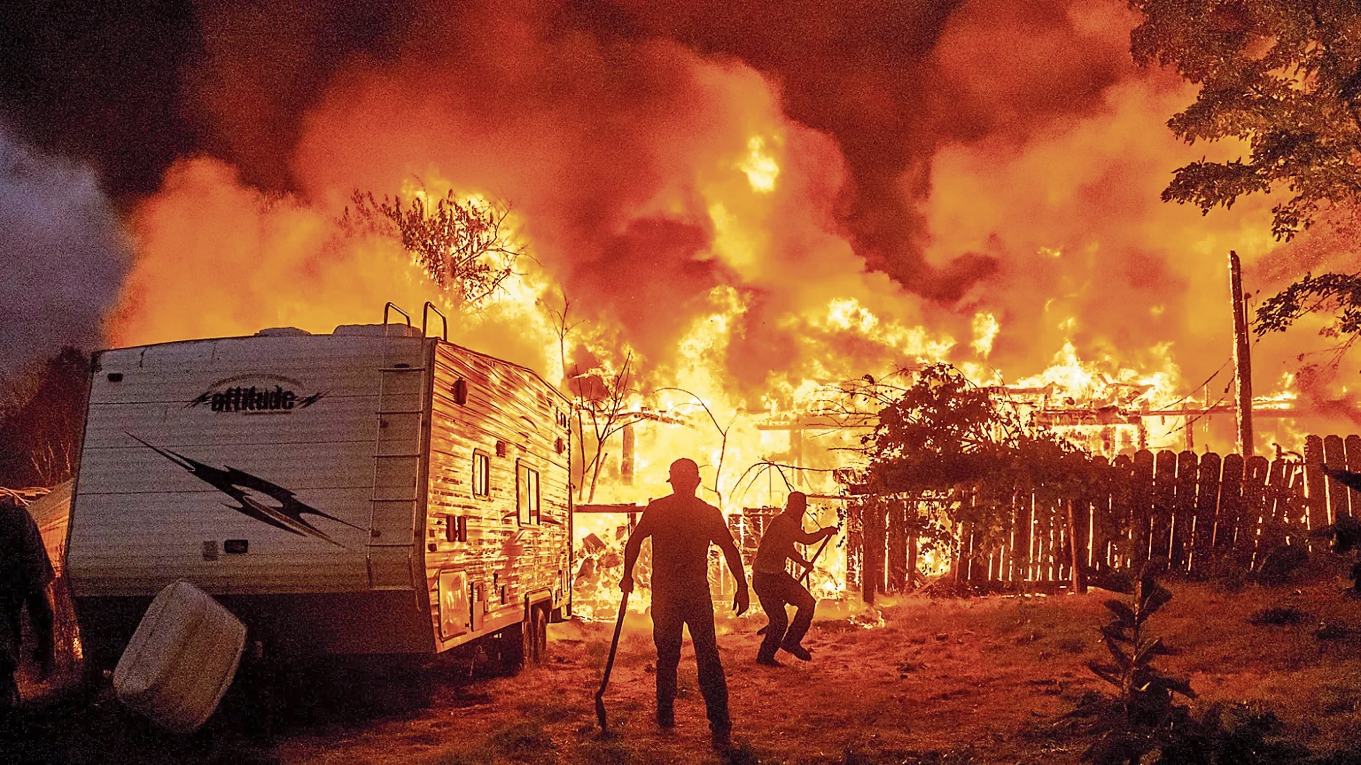 Los incendios arrasan con áreas forestales de Norteamérica y Europa, e incluso a viviendas a su paso.
