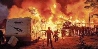 Los incendios arrasan con áreas forestales de Norteamérica y Europa, e incluso a viviendas a su paso.