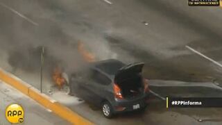 Vía Expresa: Auto se incendia y genera caos vehicular en San Isidro [VIDEO]