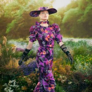 Entre volúmenes, siluetas alusivas a las utopías etéreas, distintos tonos lavanda y colores tan vibrantes y opacantes como solo Desigual y Christian Lacroix saben combinar. (Foto: Desigual)