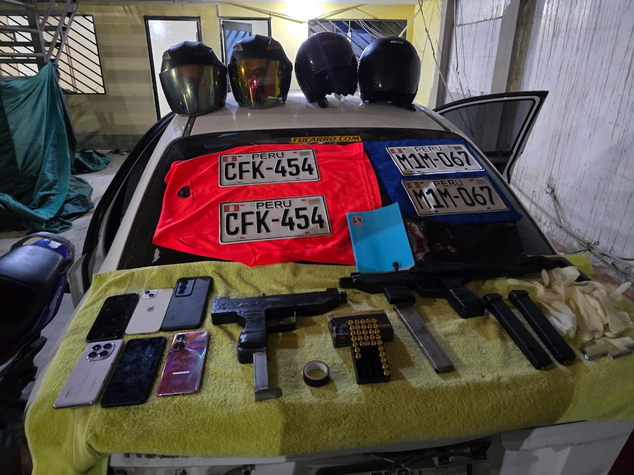 Se les incautó dos pistolas ametralladoras tipo Mini Uzi, una granada de guerra, ochenta y cinco municiones de 9 mml.