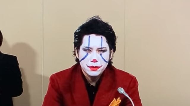Candidato japonés a gobernador se presenta en conferencia disfrazado del Joker | VIDEO