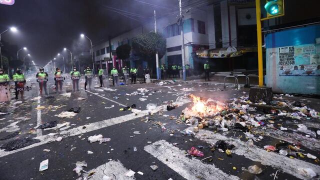 Callao: trabajadores de limpieza protestaron quemando y arrojando basura en varias calles y avenidas | FOTOS 