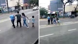 Chofer de autobús se detiene para ayudar a cruzar la pista a una pareja ciega (VIDEO)