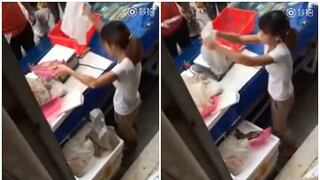 YouTube: vendedora de pescado es captada haciendo esto en pleno mercado (VIDEO)