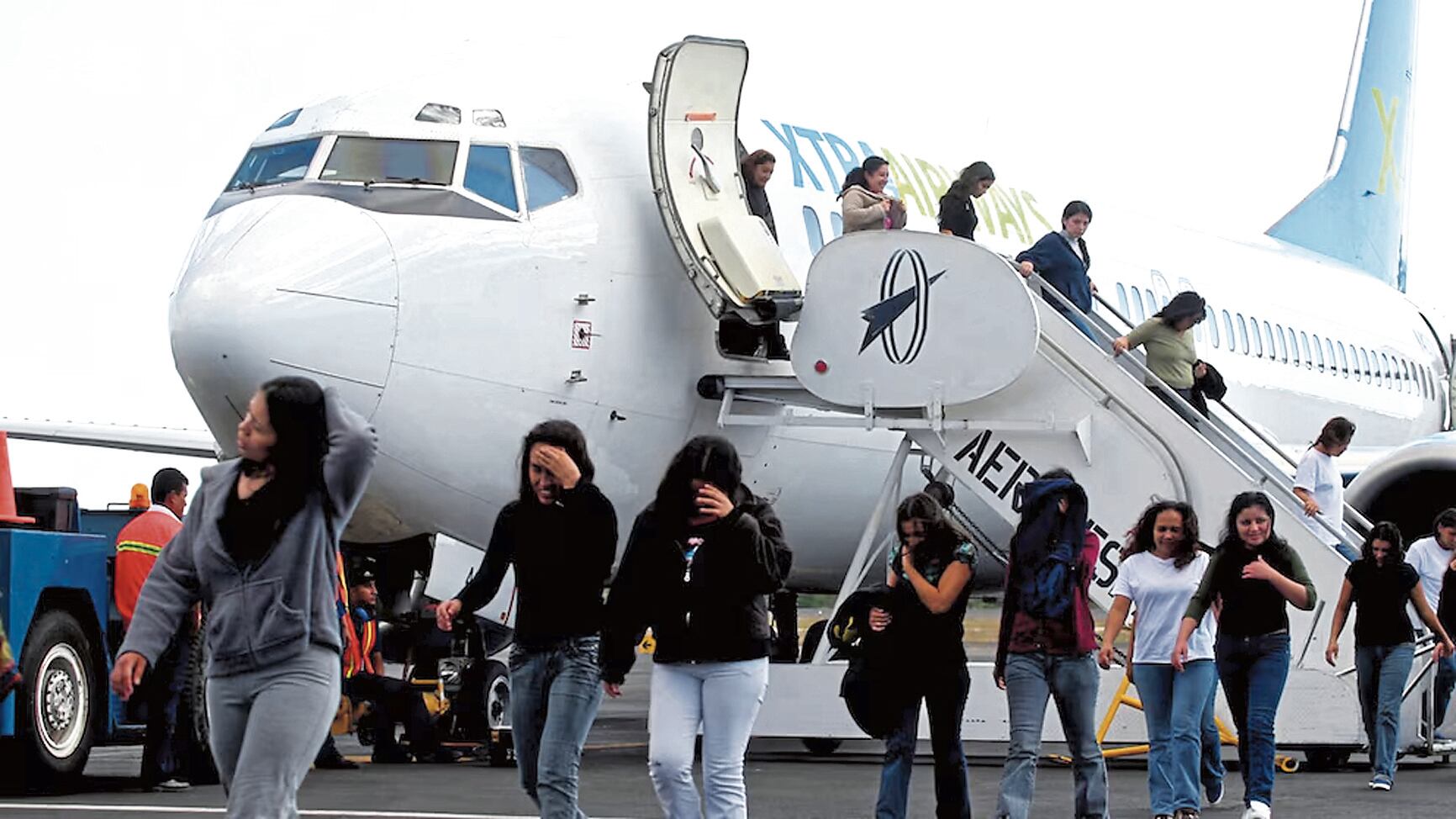 Peruanos llegaron sin papeles a Estados Unidos y los devuelven por la fuerza a su país.