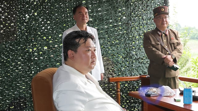 ¿Cómo lo hizo? Dictador Kim Jong-un fue fotografiado con un moderno celular plegable