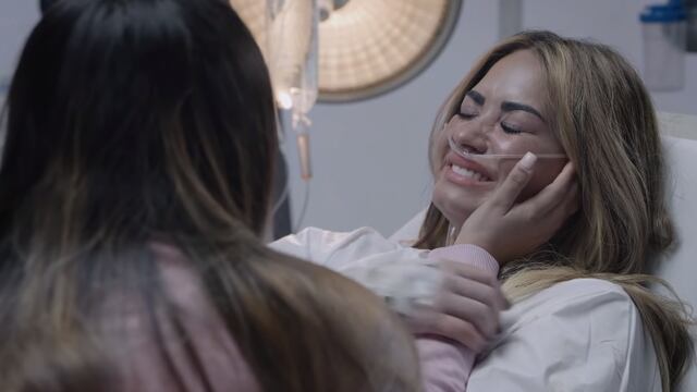 Demi Lovato recrea la sobredosis que sufrió en el video oficial de la canción “Dancing With The Devil” 