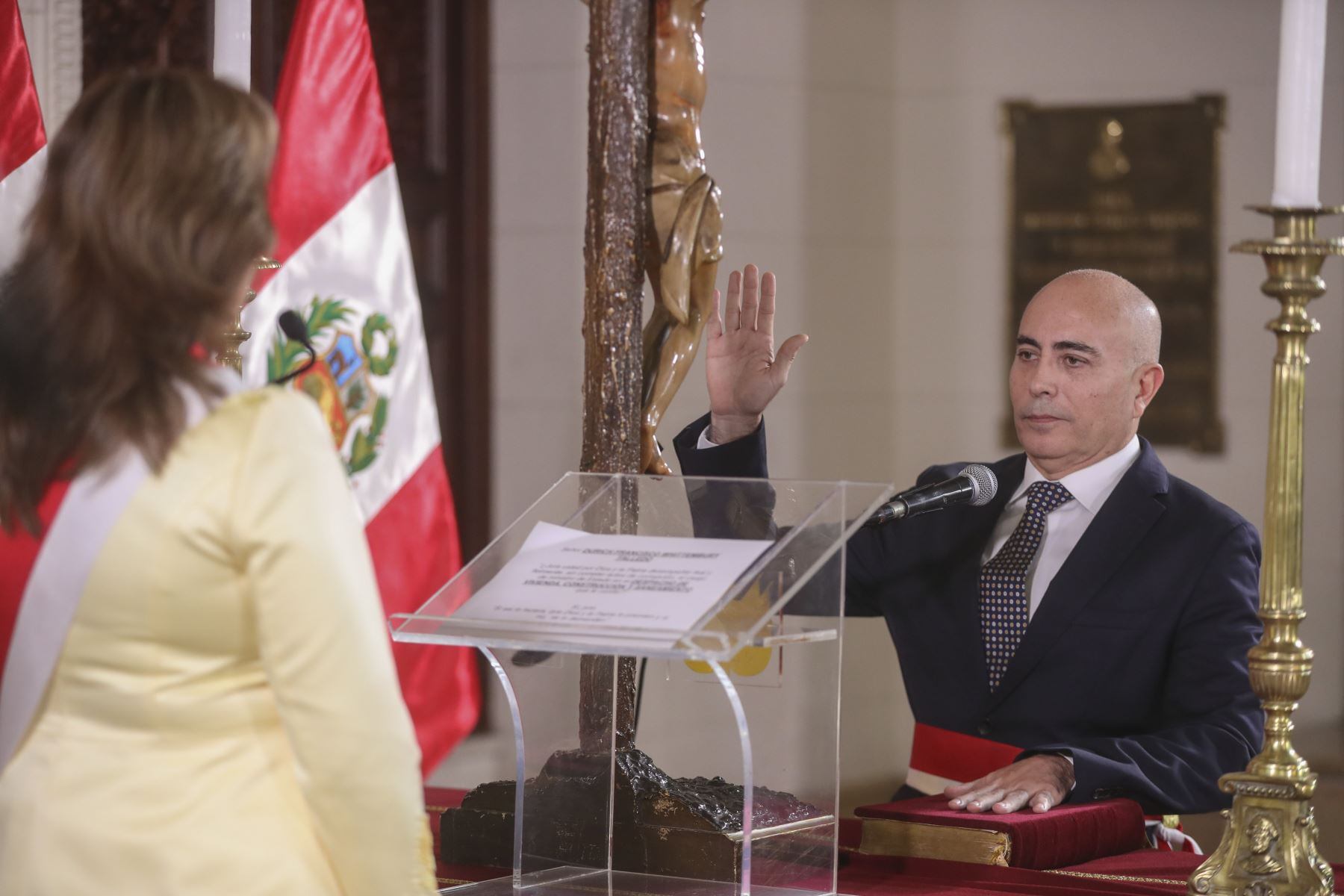 De rodillas. Durich Whittembury jura el cargo ante su presidenta, Dina Boluarte.