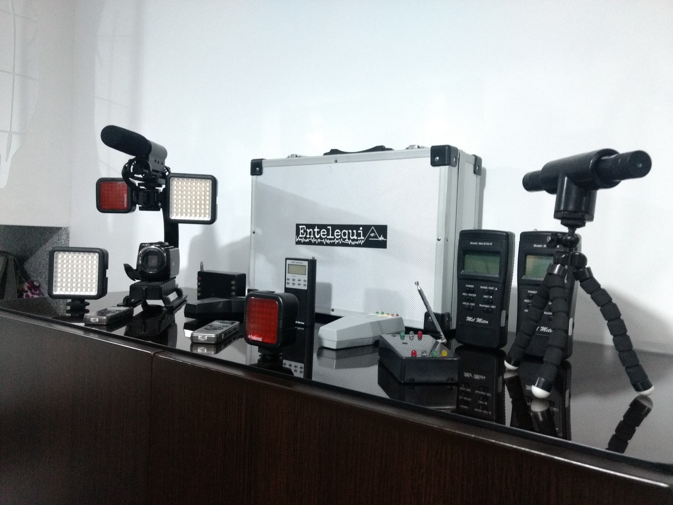 Con este equipamento, el equipo de Entelequia Perú se aproxima a los eventos paranormales para medir los cambios en el ambiente afectado.