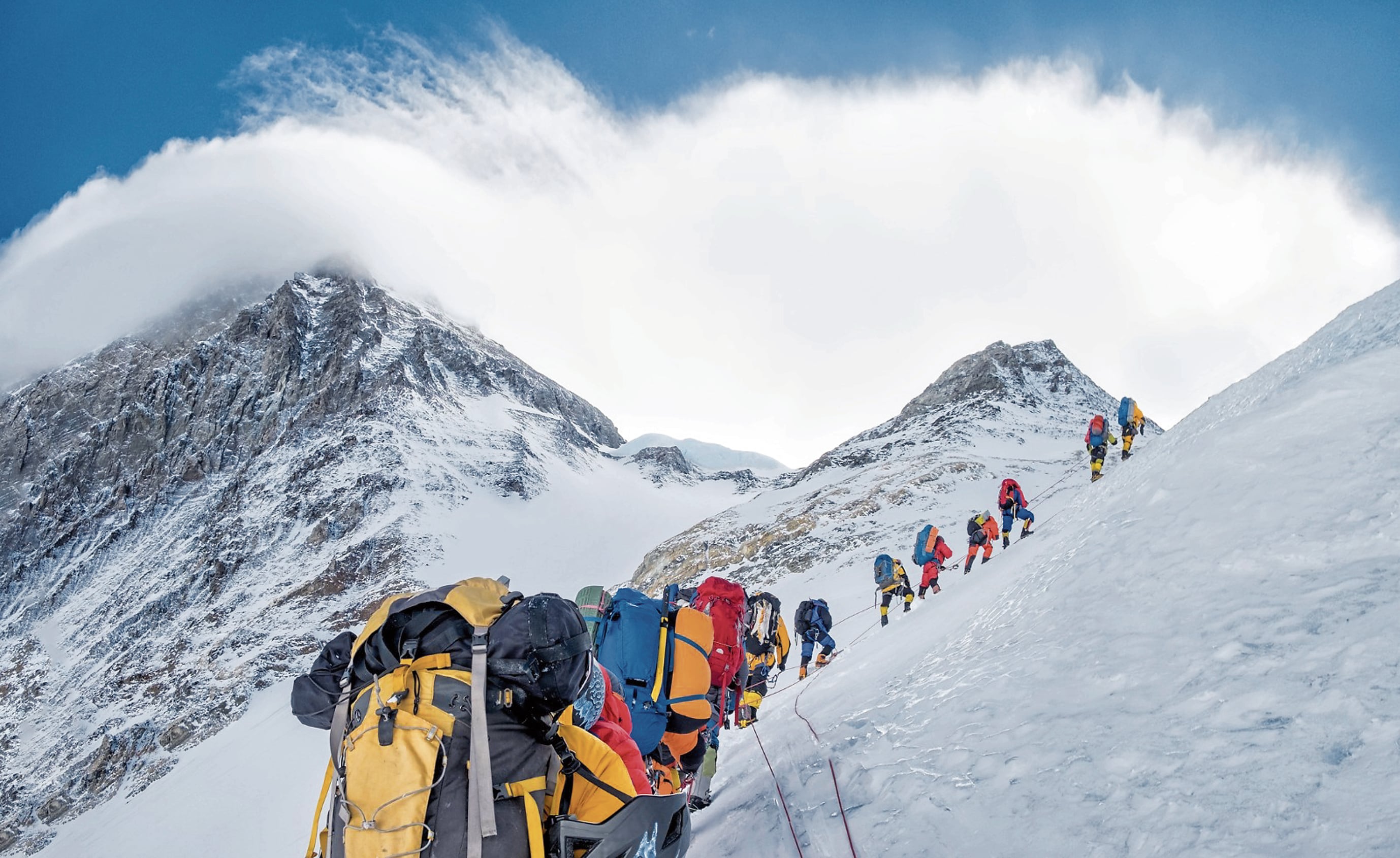 Everest: 350 evacuados por viento y nieve mientras 200 siguen rumbo a la cumbre