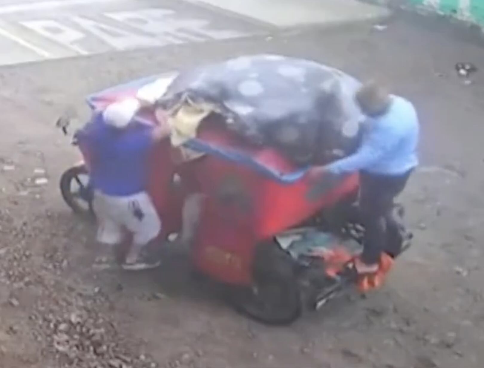 Video muestra cómo tiran el cadáver dentro de un colchón, en San Martín de Porres.