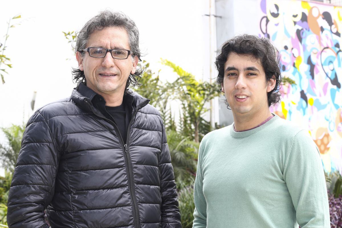 Miguel Iza y su hijo, el dramaturgo y director de teatro Franco Iza, en una foto de 2018.