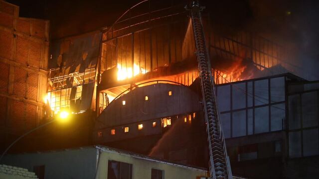 Mesa Redonda: bomberos advierten que incendio en galería de Jr. Andahuaylas “está fuera de control” y que se necesita más agua