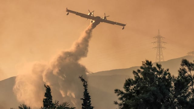 ¡Terrible!: Una avioneta que luchaba contra incendios se estrella dejando tres personas fallecidas