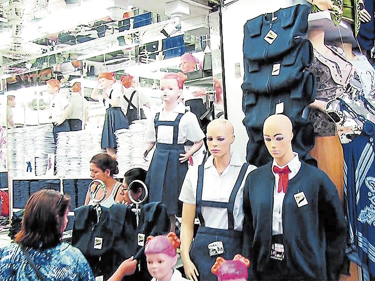 Comerciantes fabrican una cierta cantidad de prendas. (Foto: GEC)