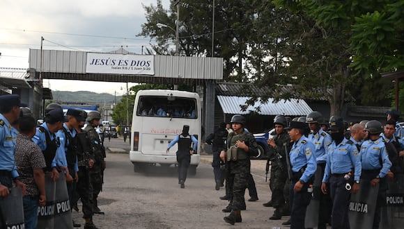 Oficiales de la Policía Nacional trasladan a reclusas de la prisión del Centro de Adaptación Social de la Mujer (CEFAS) presuntamente involucradas en un incendio luego de una reyerta entre reclusas en Tamara, a unos 25 kilómetros de Tegucigalpa, Honduras, el 20 de junio de 2023. (Foto de Orlando SIERRA / AFP)