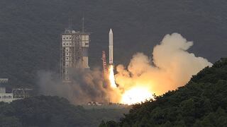 Japón lanza cohete con satélite para medir radiación espacial 
