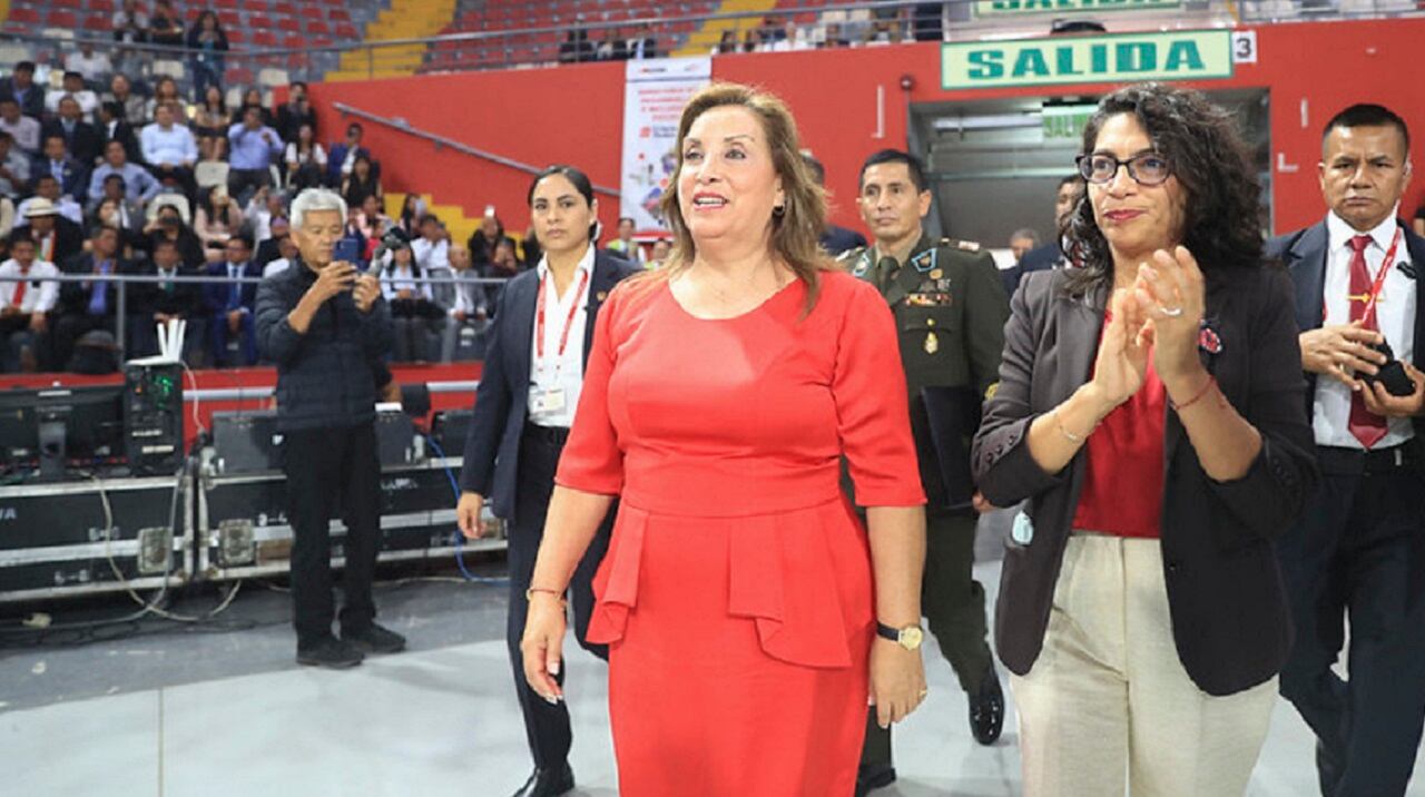 Dina Boluarte espera viajar al Vaticano para la entronización del sucesor del papa Francisco.