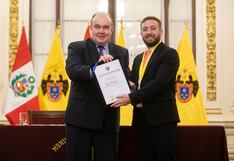 Alcalde Rafael López Aliaga entrega medalla de Lima