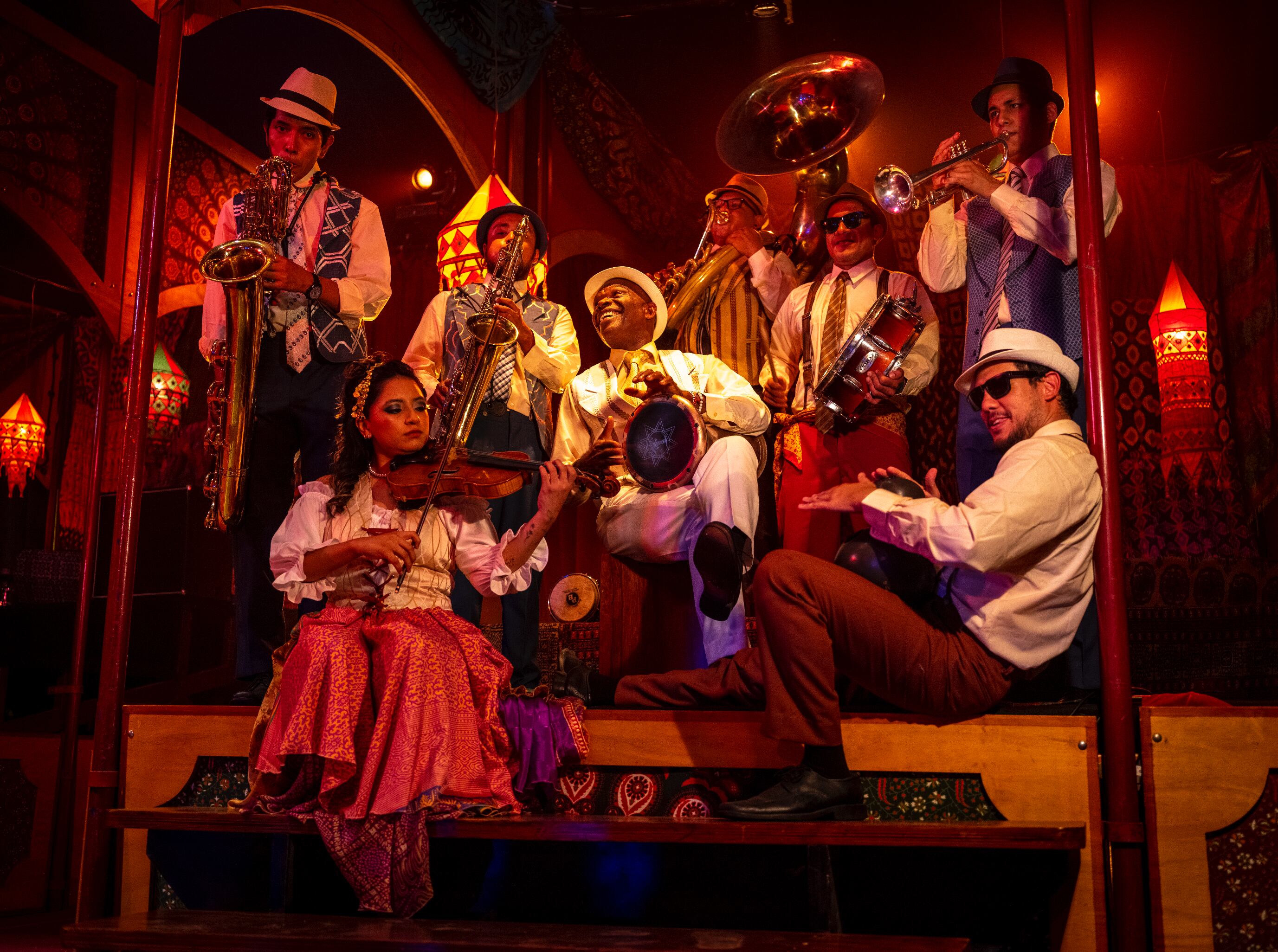 La banda de La Tarumba, dirigida por Amador "Chevo" Ballumbrosio (al centro), se inspirará en ritmos y melodías de los gitanos y peruanos.