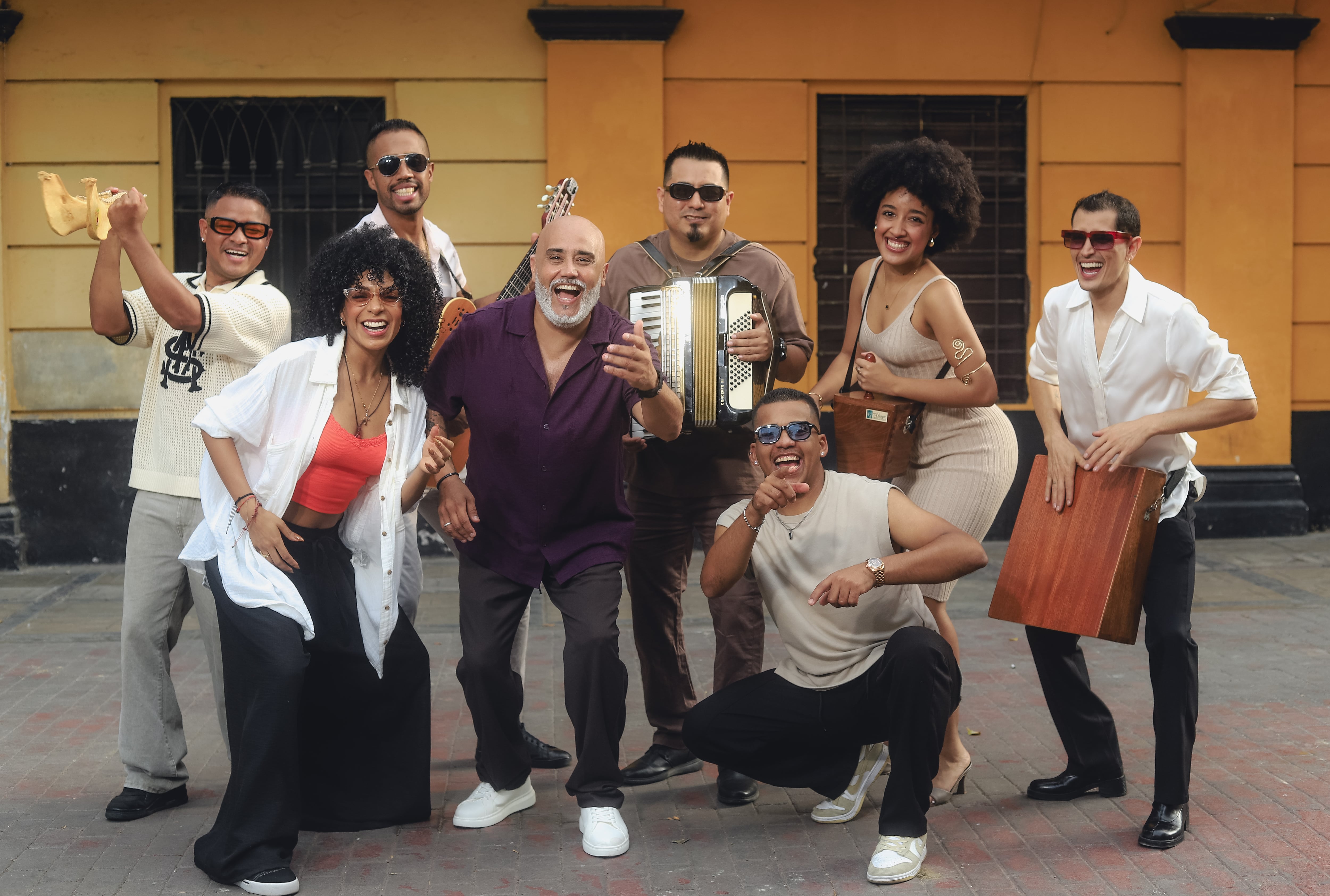 Muévete” cuenta con un videoclip que fue grabado en la tradicional Plaza Matriz del Callao, dentro del Callao Monumental y dirigido por el reconocido director audiovisual Coco Bravo.