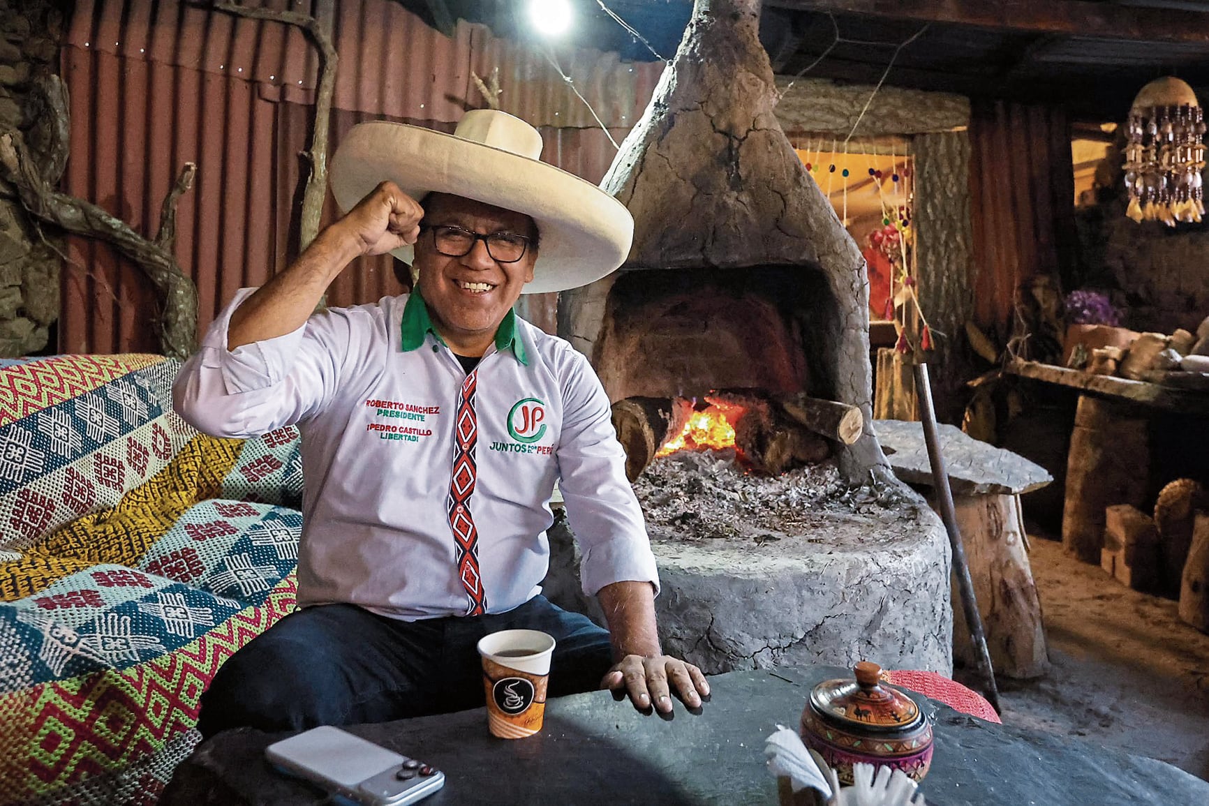 Roberto Sánchez, de Juntos por el Perú, lleva el sombrero que le entregó Pedro Castillo, quien respalda su candidatura presidencial.
