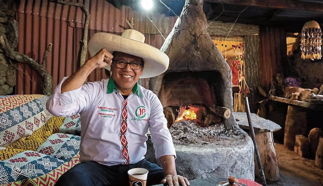 Roberto Sánchez, de Juntos por el Perú, lleva el sombrero que le entregó Pedro Castillo, quien respalda su candidatura presidencial.