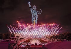 Estatua de la Libertad “visita” a la torre Eiffel por la Revolución Francesa