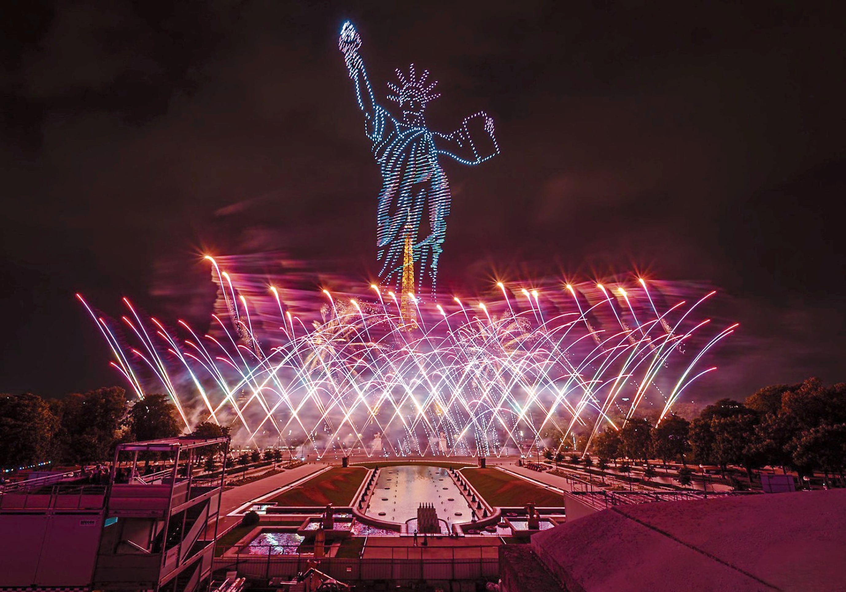 Juego de luces unió a la Estatua de la Libertad y la Torre Eiffel.