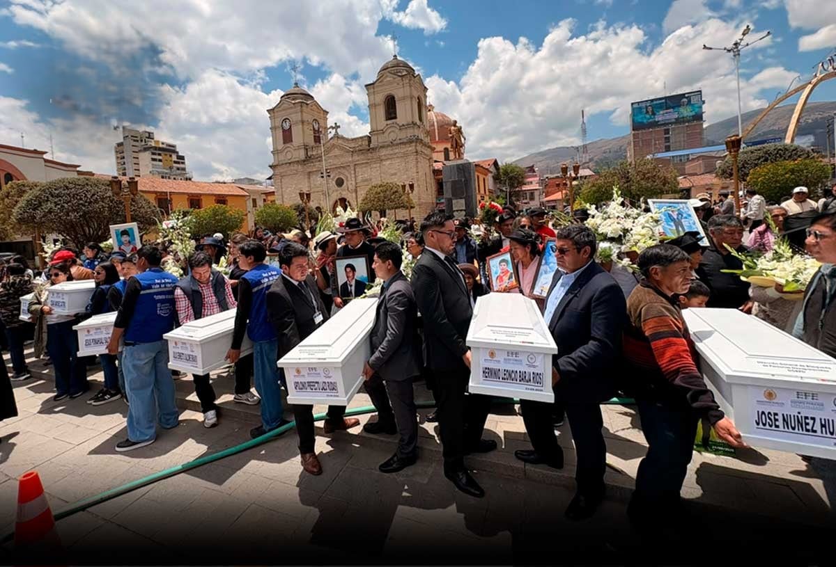 Deudos reciben restos mortales de sus familiares ejecutados en febrero de 1992. Foto: Huanca York Times.