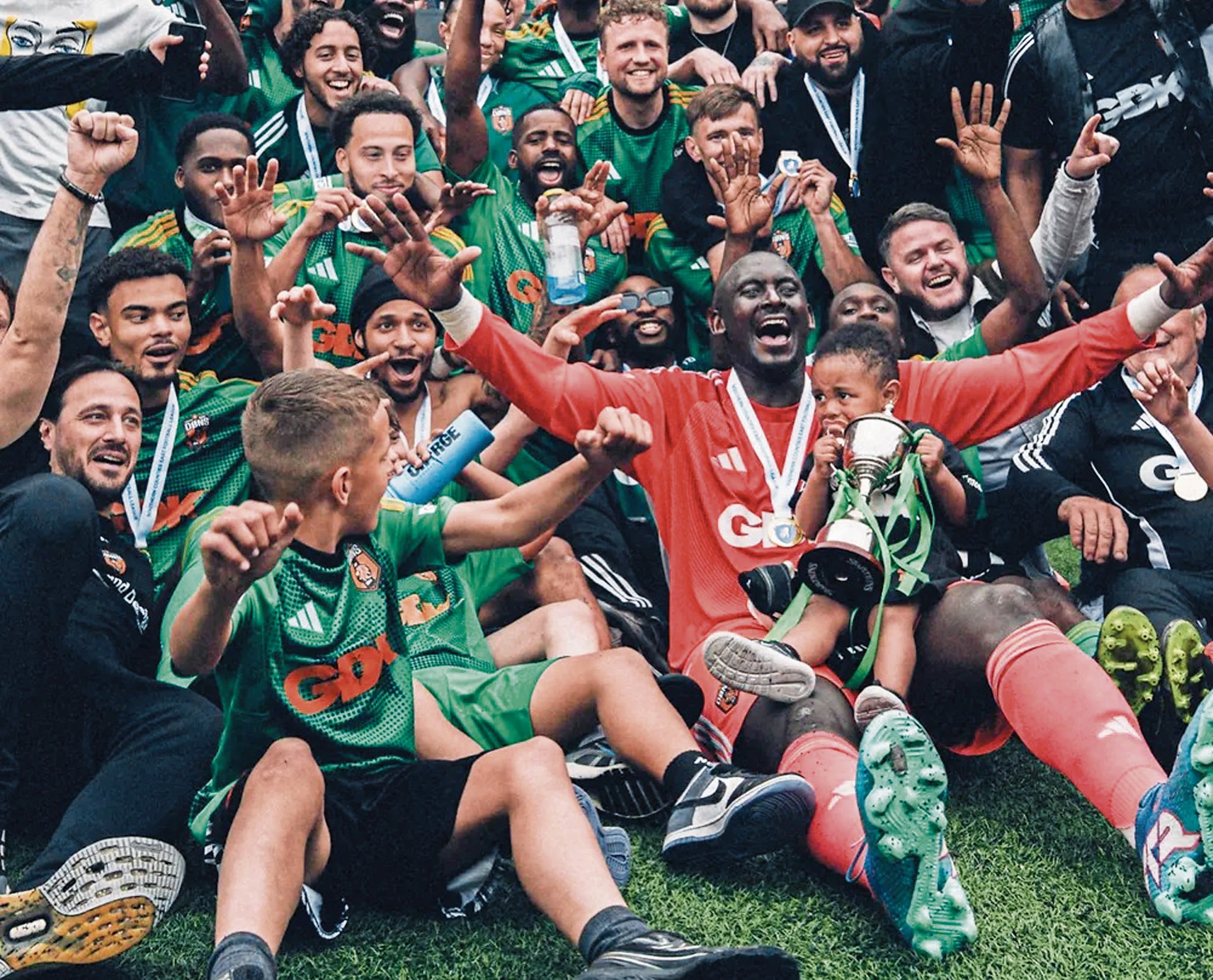 George Desmond Kamurasi viene pensando si acepta ser rey en Uganda o se queda jugando en su equipo de la novena división en Inglaterra.