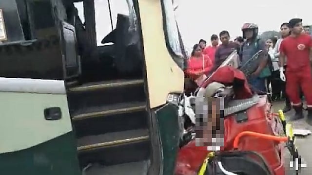 Bus interprovincial choca contra mototaxi y muere el chofer y un niño en Chincha (VIDEOS)