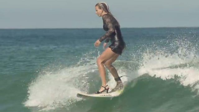 Youtube: Conoce a la surfista que desafía las olas en minivestido y con tacones altos