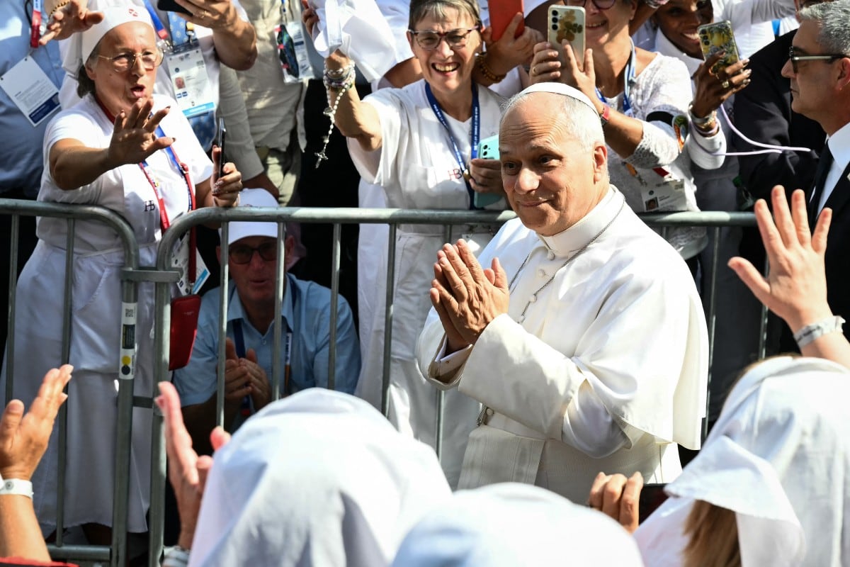 El papa León XIV saluda a los fieles a su llegada para reunirse con los trabajadores de apoyo y usuarios de los servicios de la institución Accueil Notre-Dame en el Santuario de Nuestra Señora de Lourdes, durante su visita a Lourdes, en el suroeste de Francia, el 27 de septiembre de 2026, en el tercer día de su viaje a Francia. (Foto de Alberto PIZZOLI / AFP)