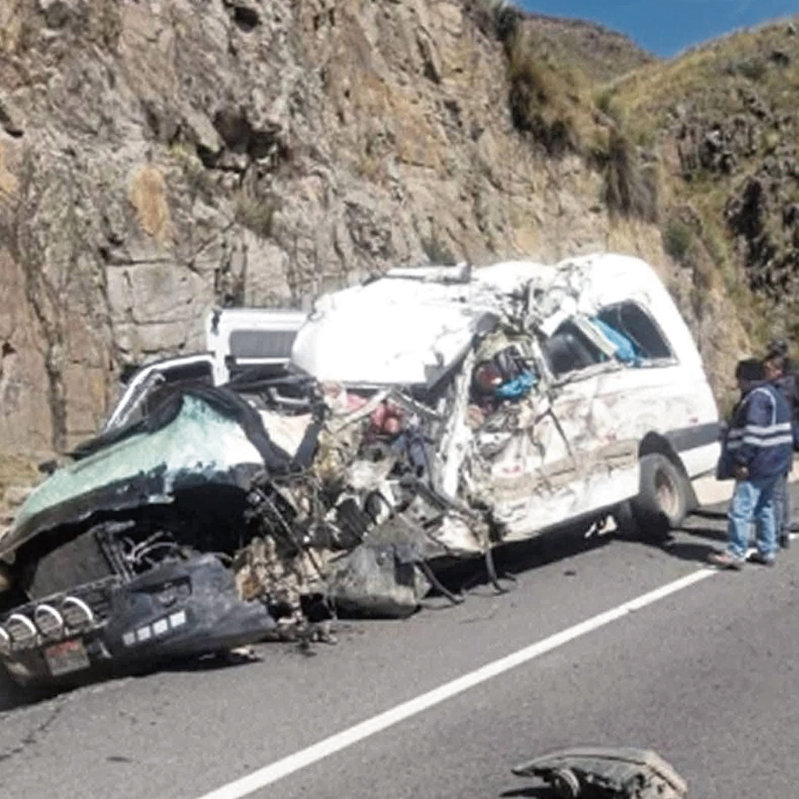 Terrible accidente con choque entre vehículos ocurrió en la vía Juliaca-Arequipa.