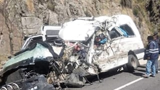 Mueren diez en choque frontal entre miniván y camión en la vía Juliaca-Arequipa