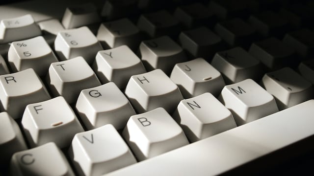 Cómo limpiar el teclado de la computadora sin desarmarlo: trucos y productos