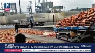 Tren impacta a camión cargado con ladrillos que intentó adelantarlo