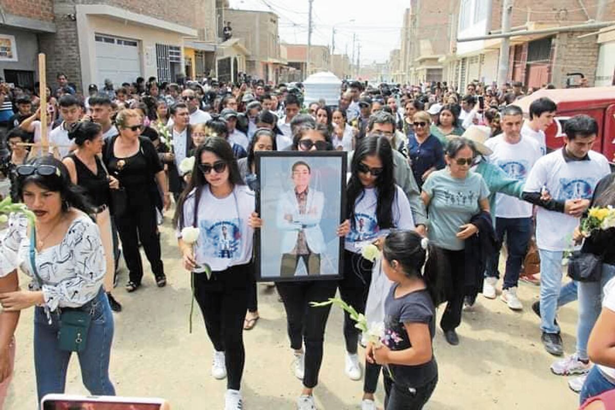 Familiares lucieron polos con imagen de artista norteño