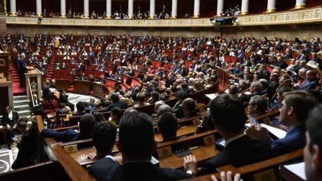 Escándalo en Francia: Senador es detenido por presuntamente drogar a una diputada para abusar de ella