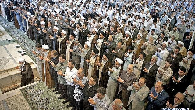 Durante el ramadán, el mes sagrado, los iraníes rezan por la paz 